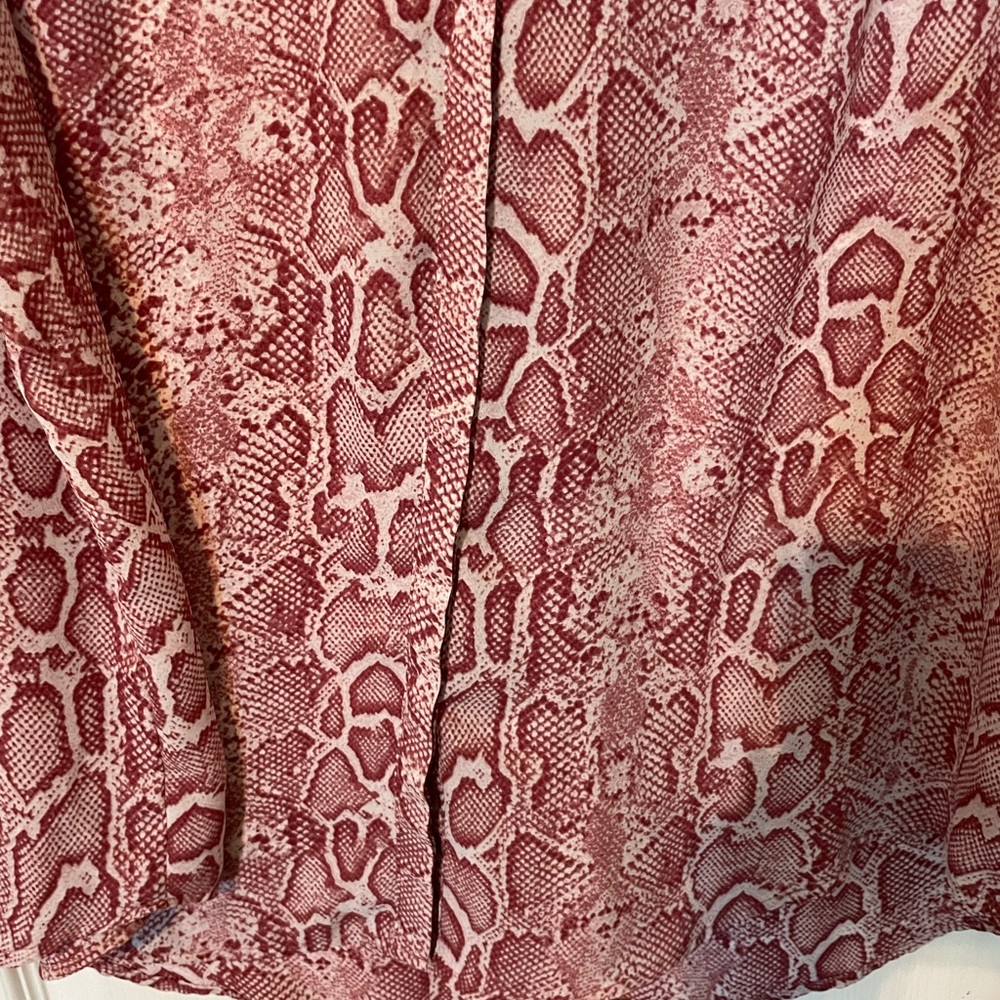 Chelsea & Theodore Red Snake Print Sleeveless Blouse - Picture 3 of 8